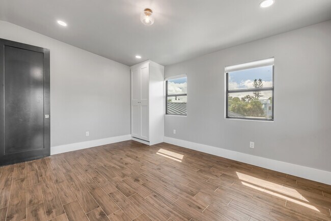 Building Photo - 1707 N Peninsula Ave