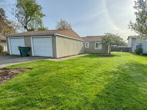 Building Photo - ANNETTE372-374