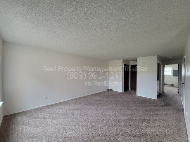 Building Photo - 3121 W Hood Ave