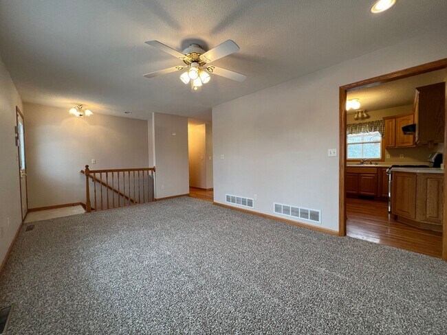 Building Photo - Gorgeous 5 Bed, 2.5 Bath Single-Family Home!