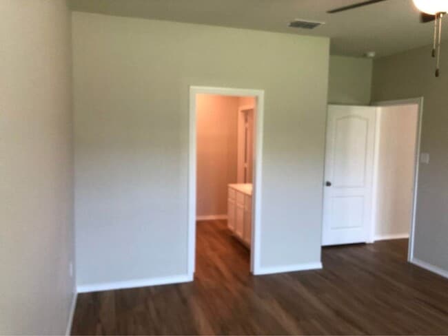 Building Photo - 4 Bedroom in Hallsville