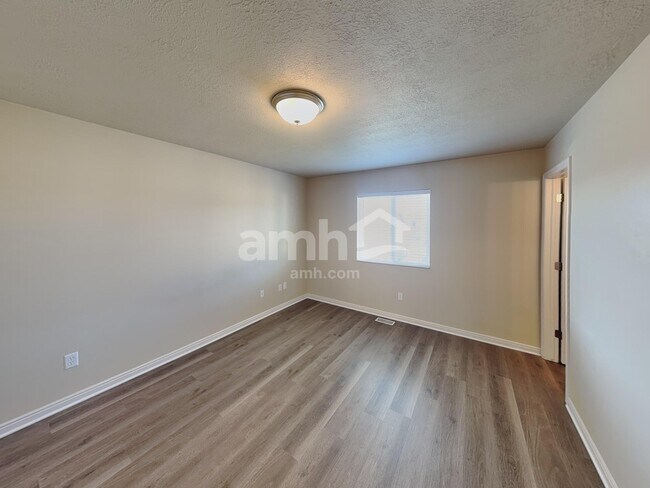 Building Photo - 1169 N Orchard Ave