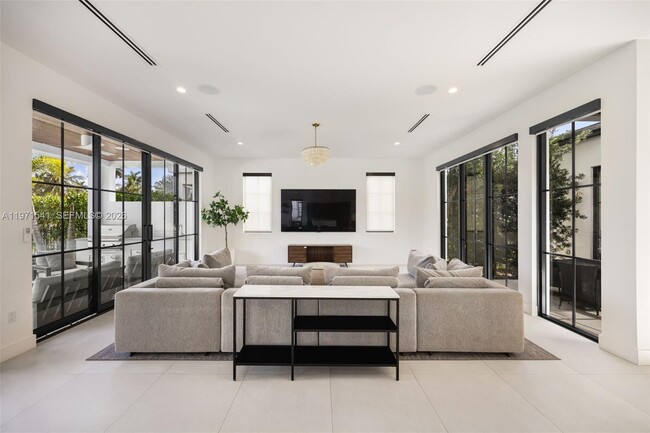 Building Photo - 885 NE 76th St