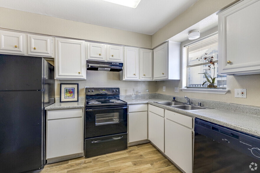 2BR, 2.5BA - 1,212SF - Kitchen - 7979 Westheimer Apartments