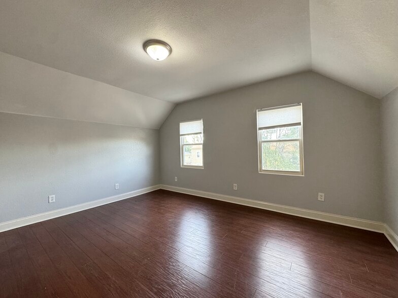 Building Photo - 516 Barnett Ave