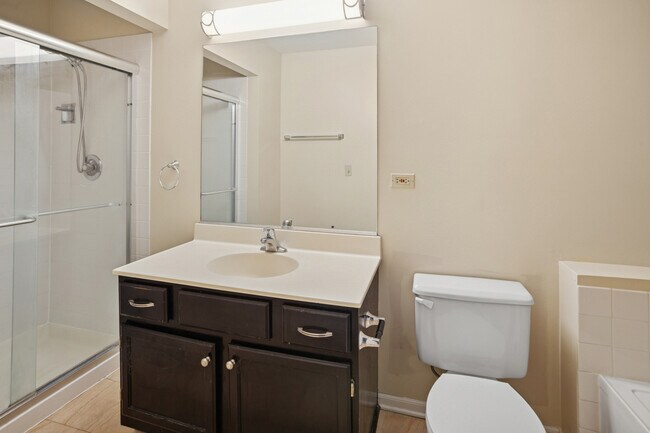 Building Photo - 1252 S Parkside Dr