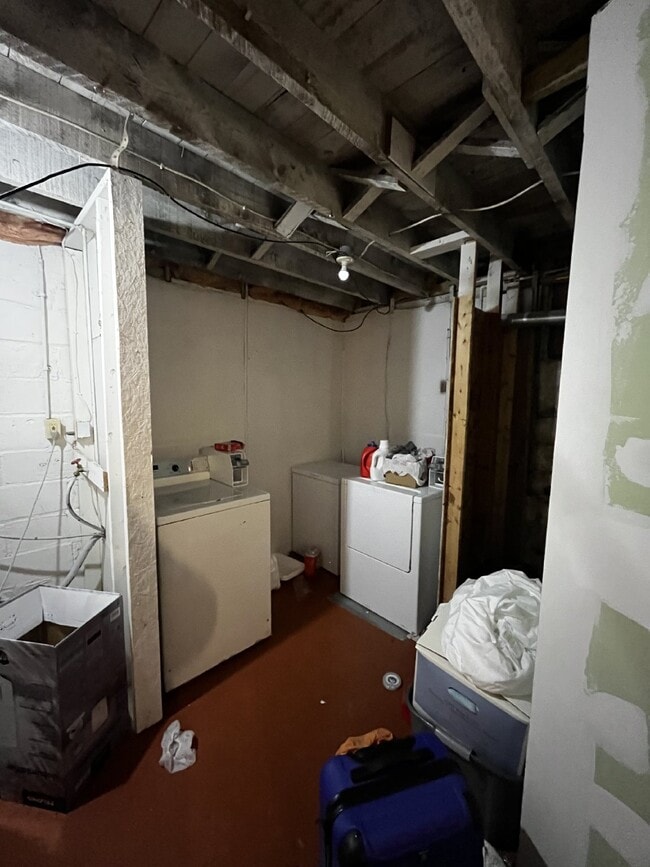 Building Photo - Huge 4 bed 1 bath very close to Water St. ...