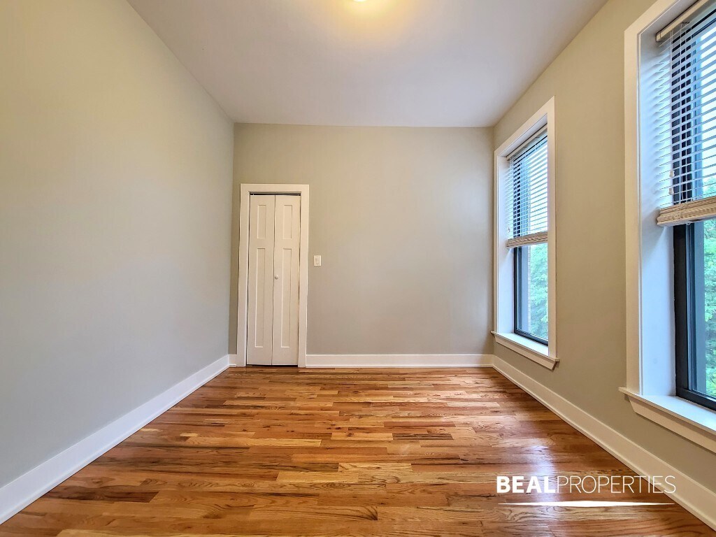 Building Photo - 627 W Oakdale Ave