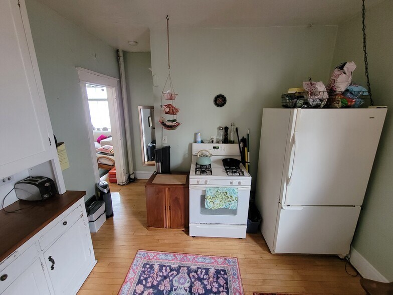 Building Photo - 1127 E 6th St