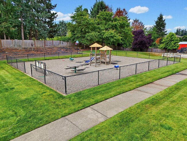 Building Photo - Spacious Puyallup Townhouse | 3-Bed Home with Main-Floor Primary Suite & Stainless Steel Appliances!