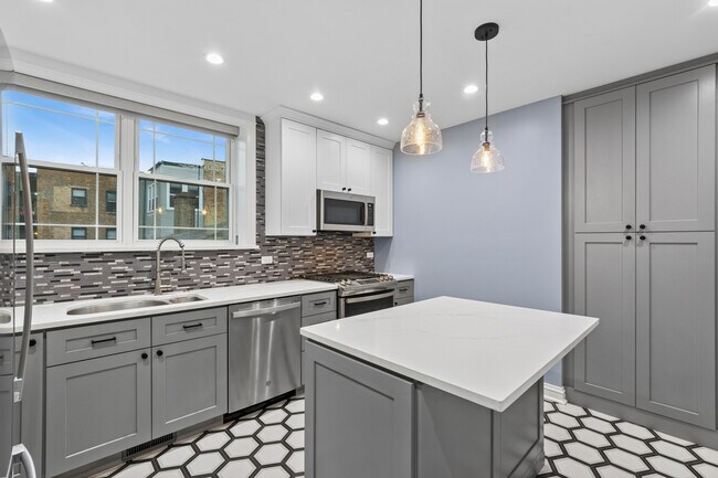 Building Photo - 4932 N Ridgeway Ave