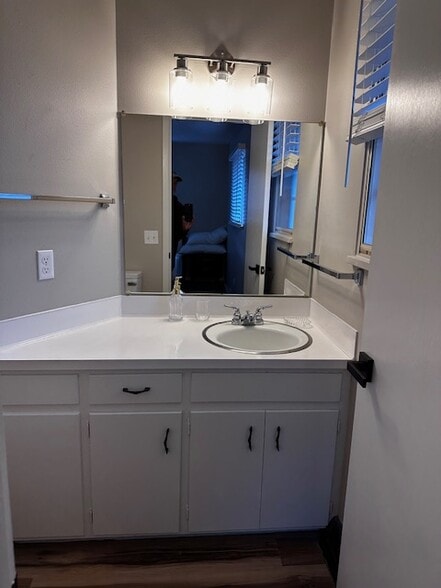 Upstairs half BR - 928 W Lake St