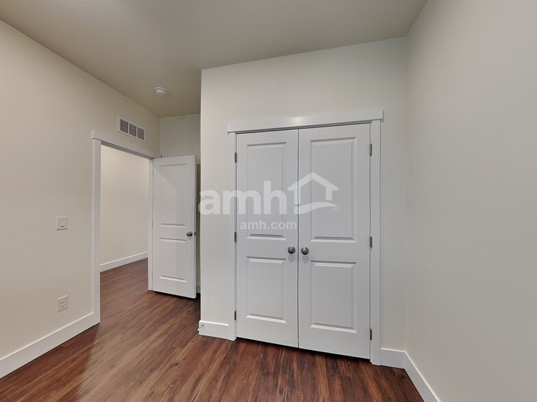 Building Photo - 3112 N Vigo Ave