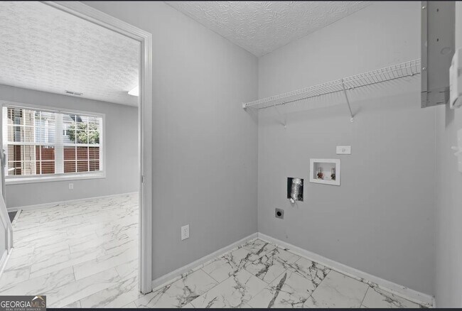 Building Photo - 3040 Village Run Dr