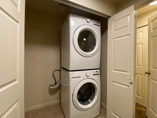 Building Photo - Practical 3 bedroom Des Moines Condo