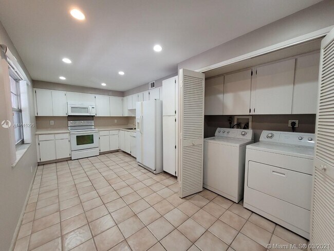 Building Photo - 4261 W Palm Aire Dr