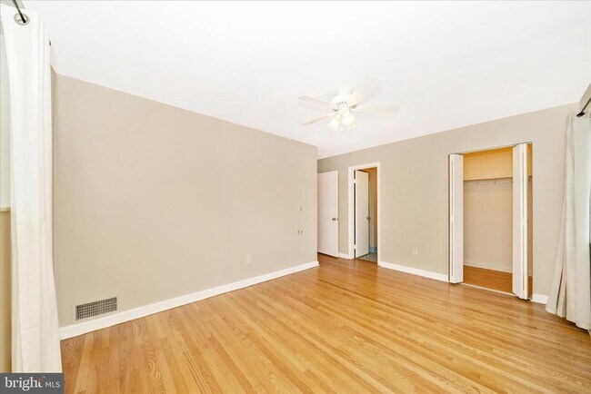 Building Photo - 3906 Montrose Dr