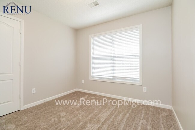 Building Photo - 4 Bedroom! 3 Bath!