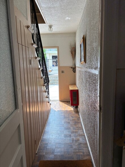 Safe Clean Entrance - 240 Sommerville Pl