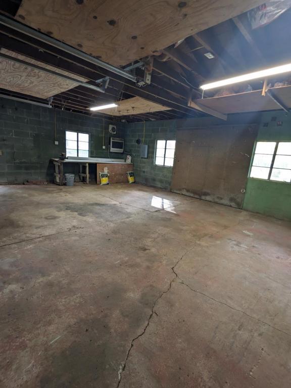 Building Photo - 623 W Main St