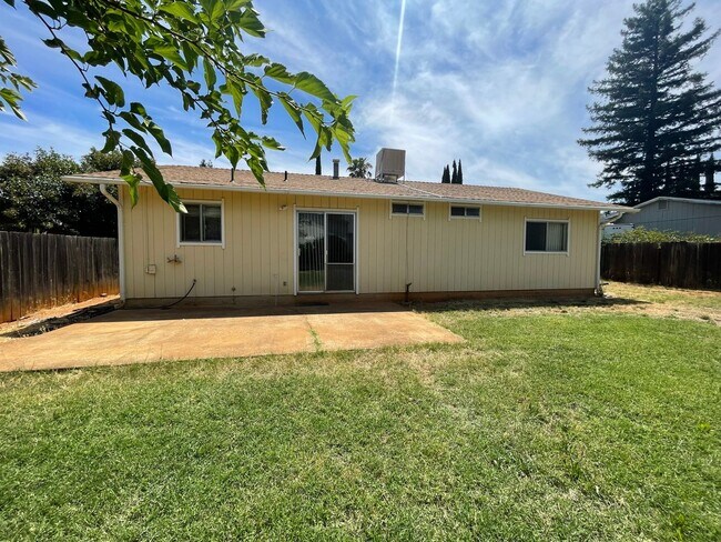 Building Photo - East Redding home with huge yard