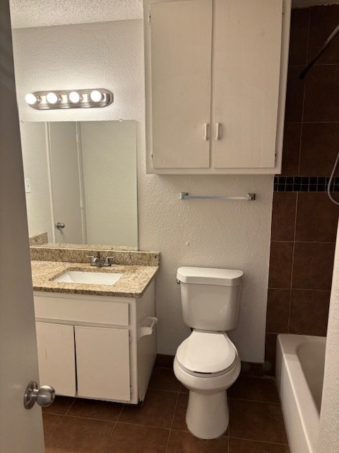 Building Photo - Spacious 2 Bed/2 Bath Apartment