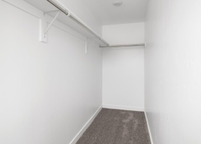Building Photo - Like New 3 Bd 2.5 Bath Townhome