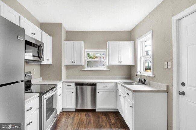 Building Photo - 3 Bedroom Home with High Ceilings & Natural Light!