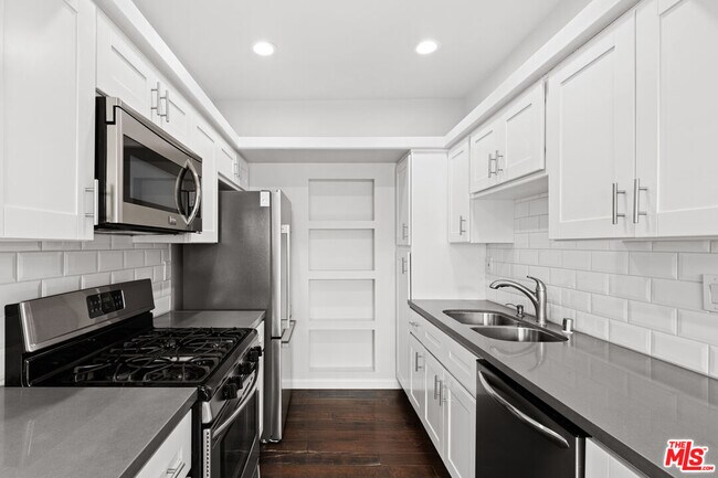 Building Photo - 10627 Moorpark St
