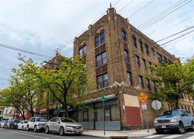 Building Photo - 124 Storms Ave