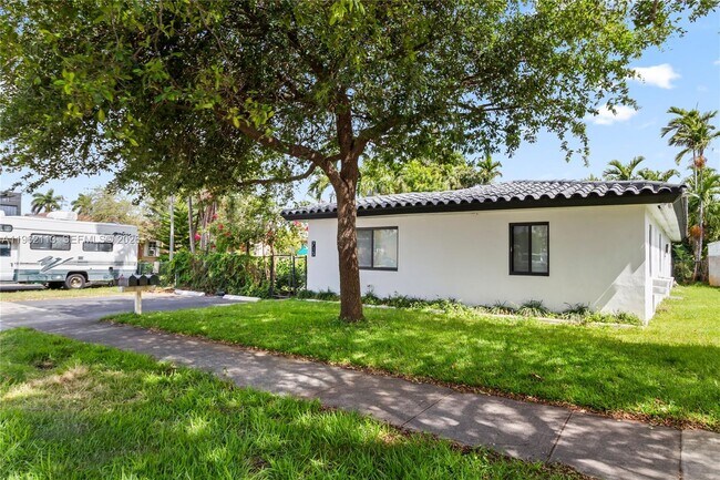 Building Photo - 715 NE 6th St