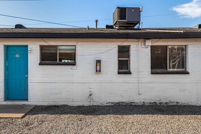 Building Photo - Two Bedroom with Washer/dryer! - 4 Weeks of Free Rent!