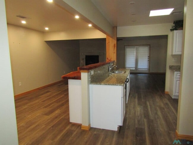 Building Photo - 1915 Villa Dr