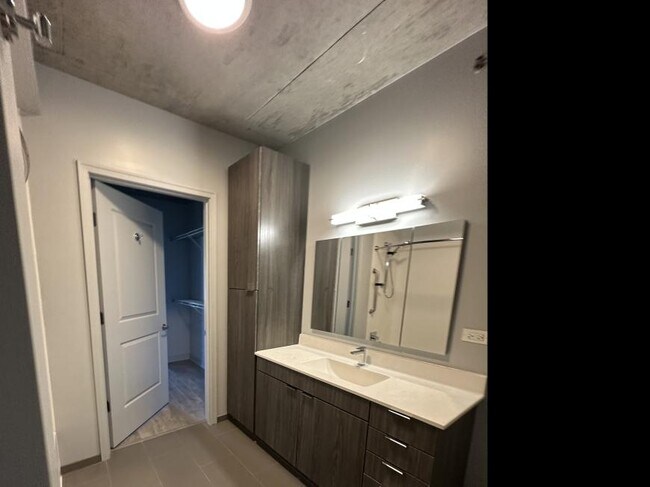 Building Photo - 1 bedroom in Chicago IL 60613