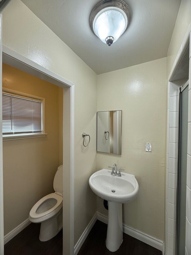 Building Photo - 3 bed 1.5 bath house + Studio Apt