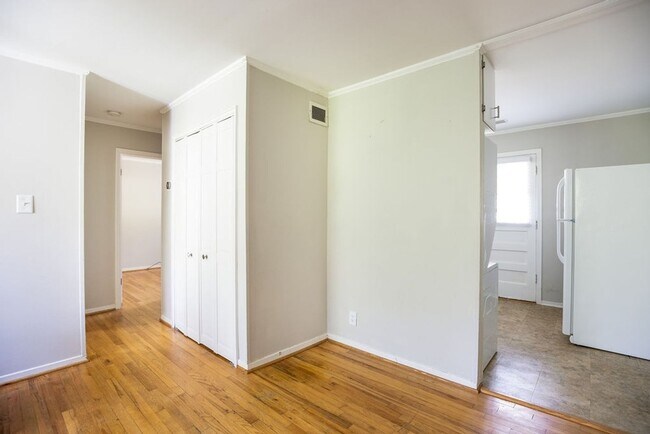 Building Photo - Charming 2BR Condo in Greensboro