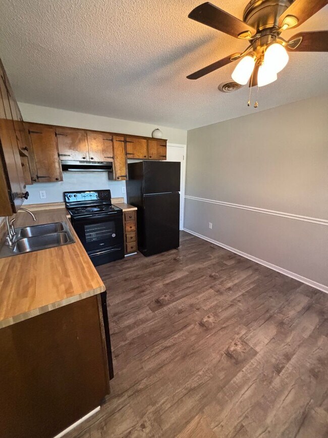 Building Photo - 2BD/1.5BTH Townhouse minutes from everything!