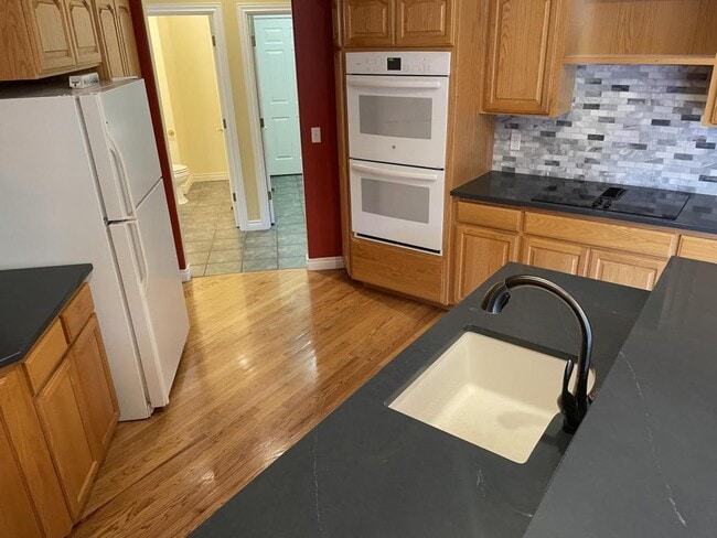 Building Photo - 2245 NW Park Terrace