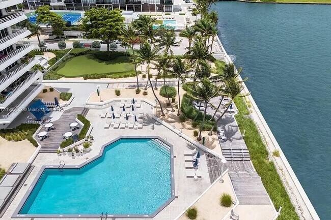 Building Photo - 555 NE 34th St