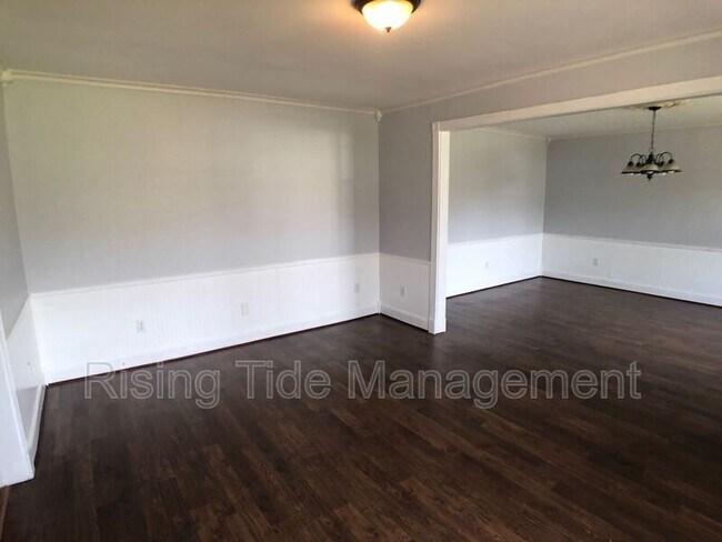 Building Photo - 2100 Merry Dr NE