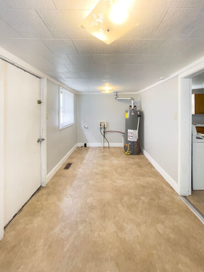 Building Photo - *AVAILABLE NOW!* Cozy Three Bedroom Home!