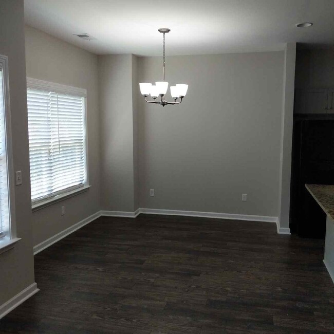 Building Photo - 652 Pippin Dr