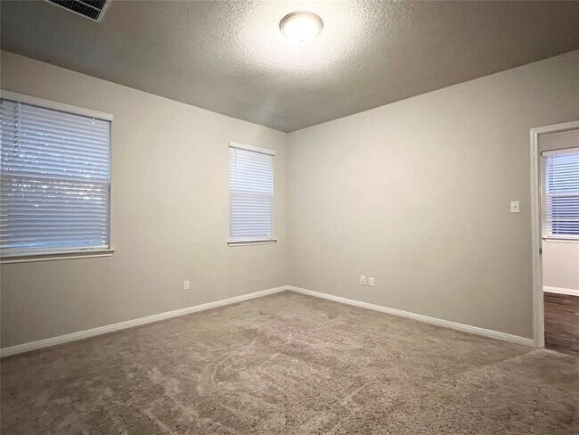 Building Photo - 105 Naset Dr
