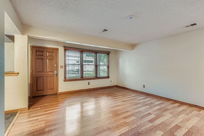 Building Photo - Stunning 3/2.5 home in Arvada!