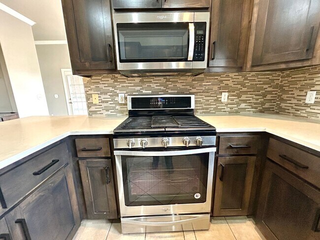 Building Photo - Spacious 3 bed 2 bath Single Family with a Large Fenced Backyard!