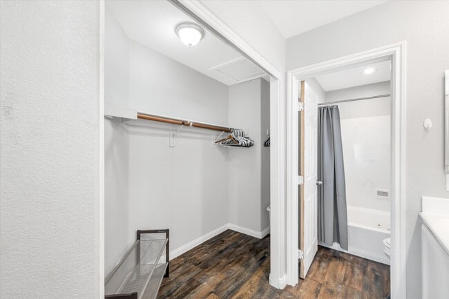 Building Photo - Great location 3 bedrooms 2 1/2 bath, community pool, St. Rose pkwy and Spencer