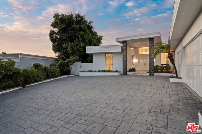 Building Photo - 3329 Dona Rosa Dr