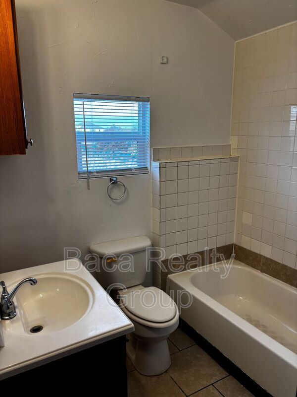 Building Photo - 112 E Jenkins St