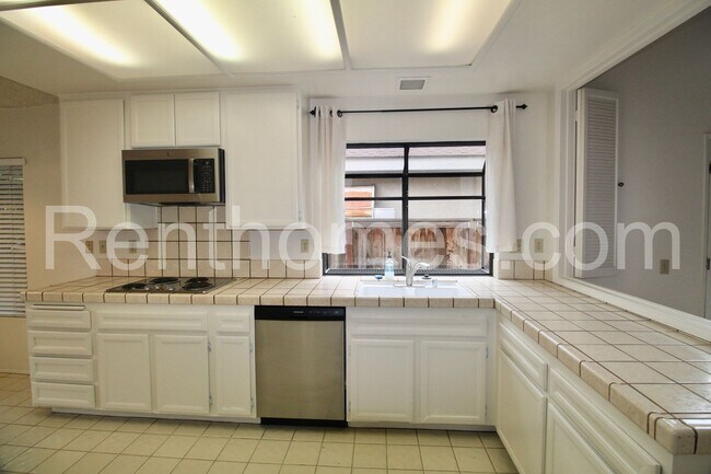 Building Photo - 13845 Davenport Ave