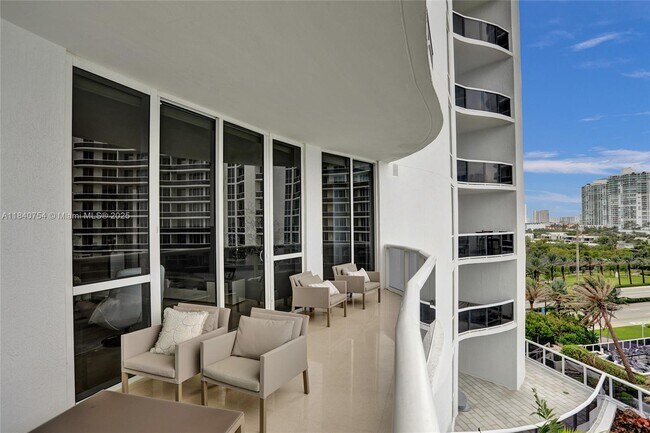 Building Photo - 15901 Collins Ave